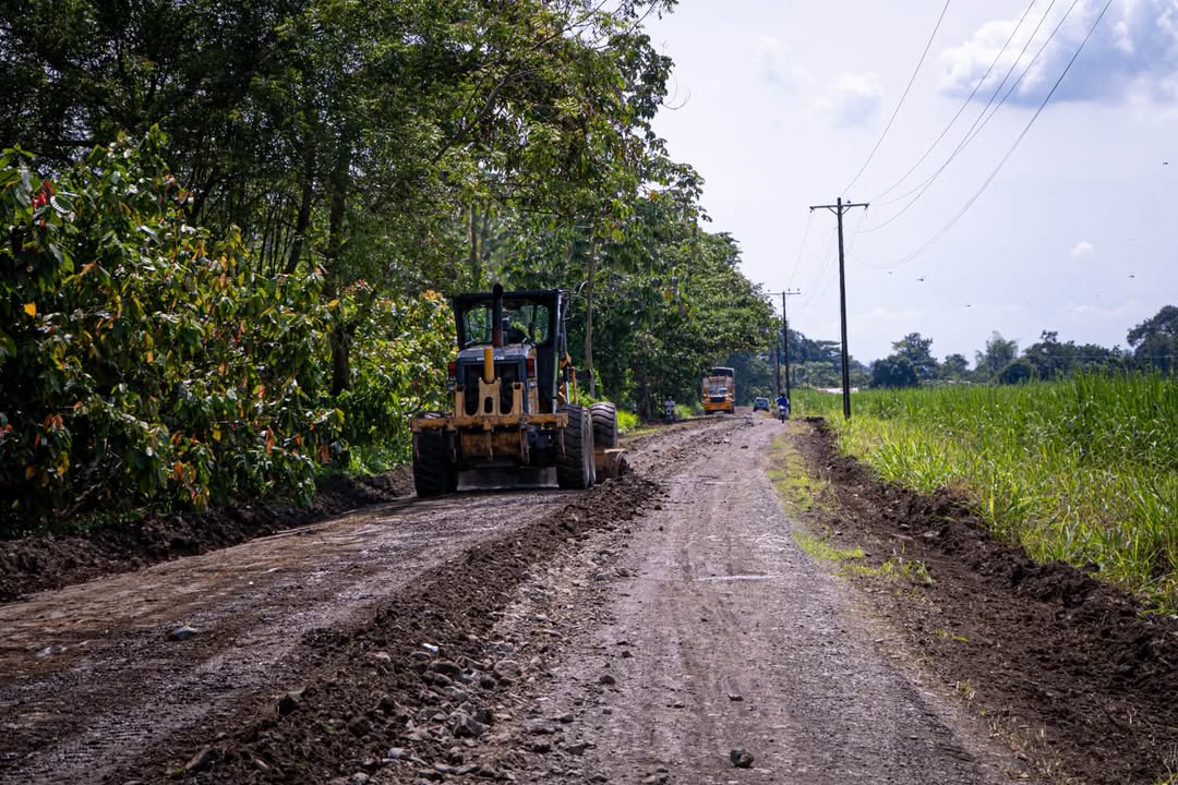 Prefectura y Municipio de Simón Bolívar mejoran 7 km de vías rurales para el campo