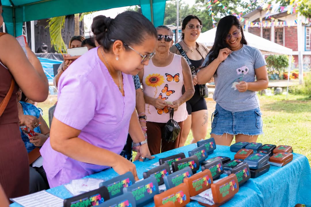 Municipio de Simón Bolívar entrega lentes gratuitos a vecinos del recinto Inés María
