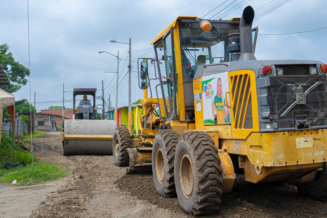 Maquinaria municipal trabaja en Violeta Torres para mejorar calles y espacios públicos