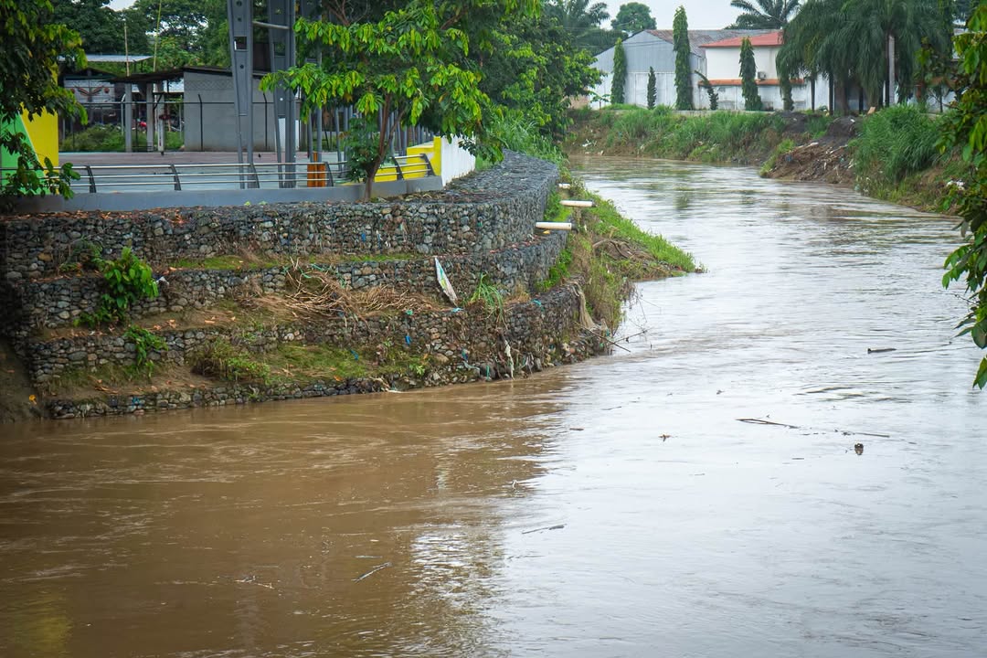 Lluvias moderadas y ríos al 90% exigen precaución en Simón Bolívar