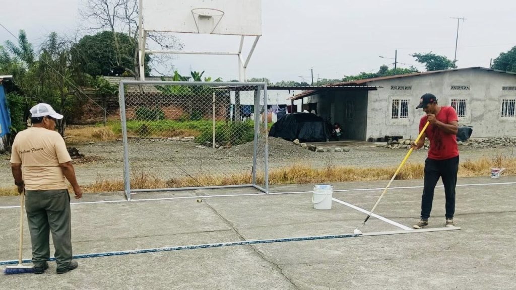 Alcaldía de Naranjito inicia mantenimiento de cancha en Las Cañitas