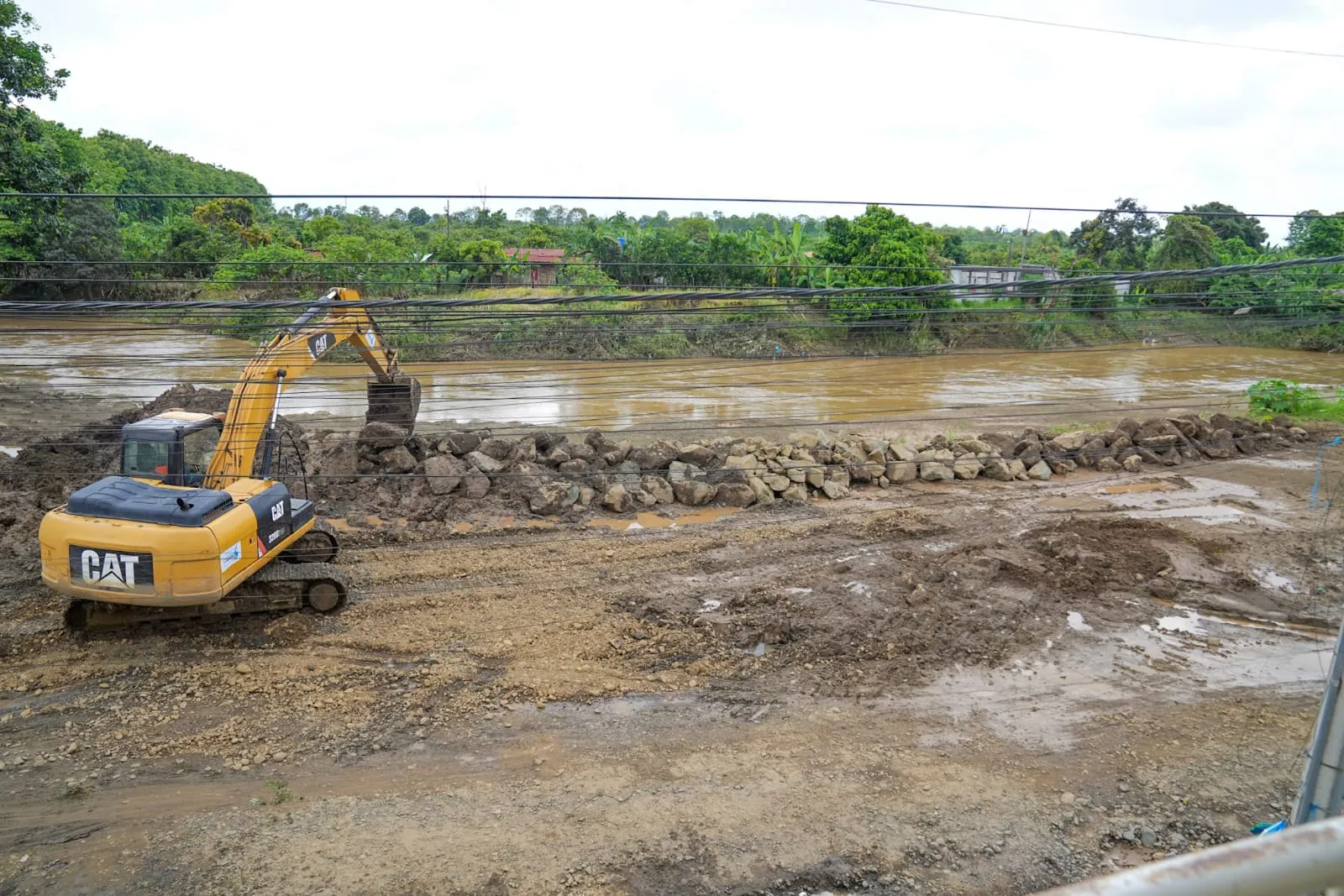 Prefectura del Guayas refuerza muro en Simón Bolívar para frenar inundaciones