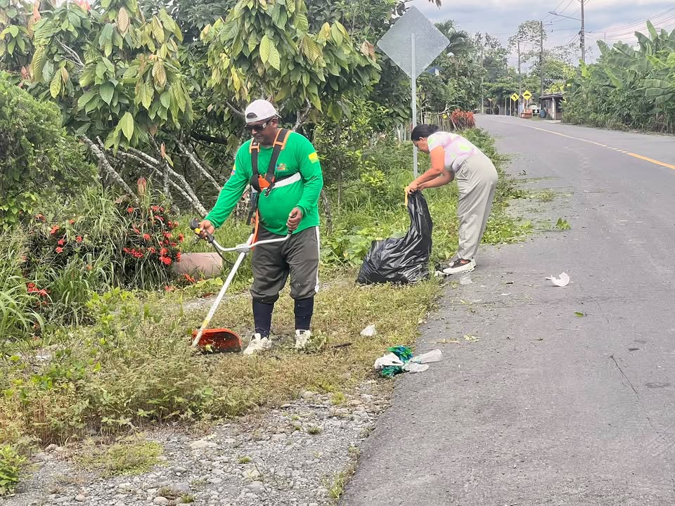 Funcionarios de Simón Bolívar se unen a vecinos en limpieza comunitaria este viernes