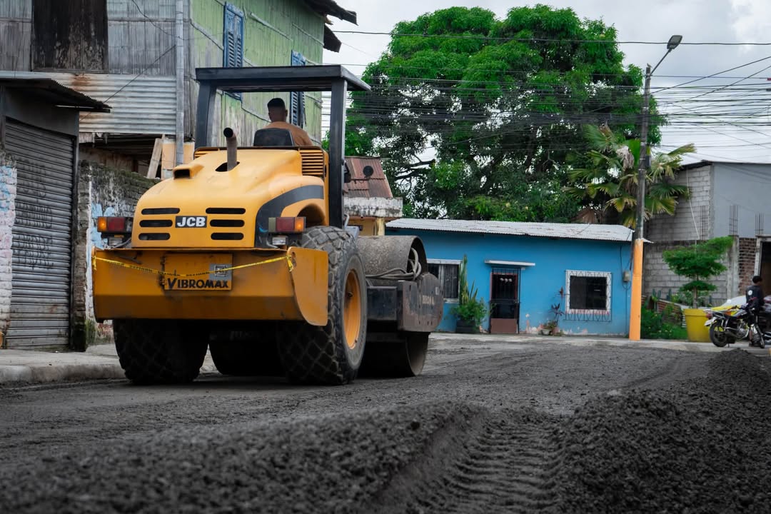 Mejoras viales avanzan en Simón Bolívar con colocación de base y sellado