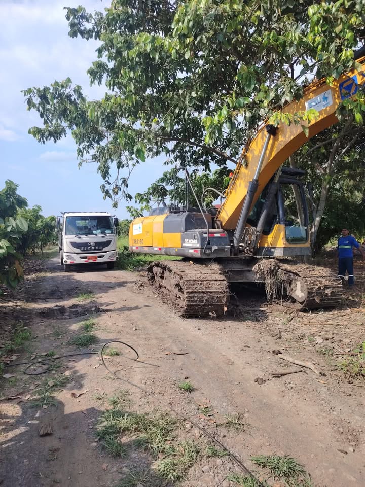 Simón Bolívar y Prefectura limpian estero Semibofe para reducir riesgo de inundaciones