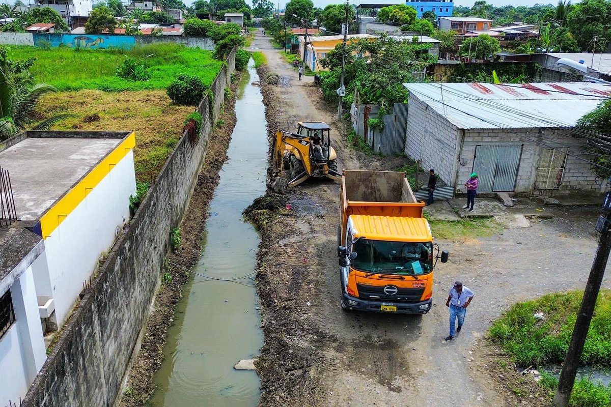 Municipio de Milagro limpia canales en el sector La Almeida