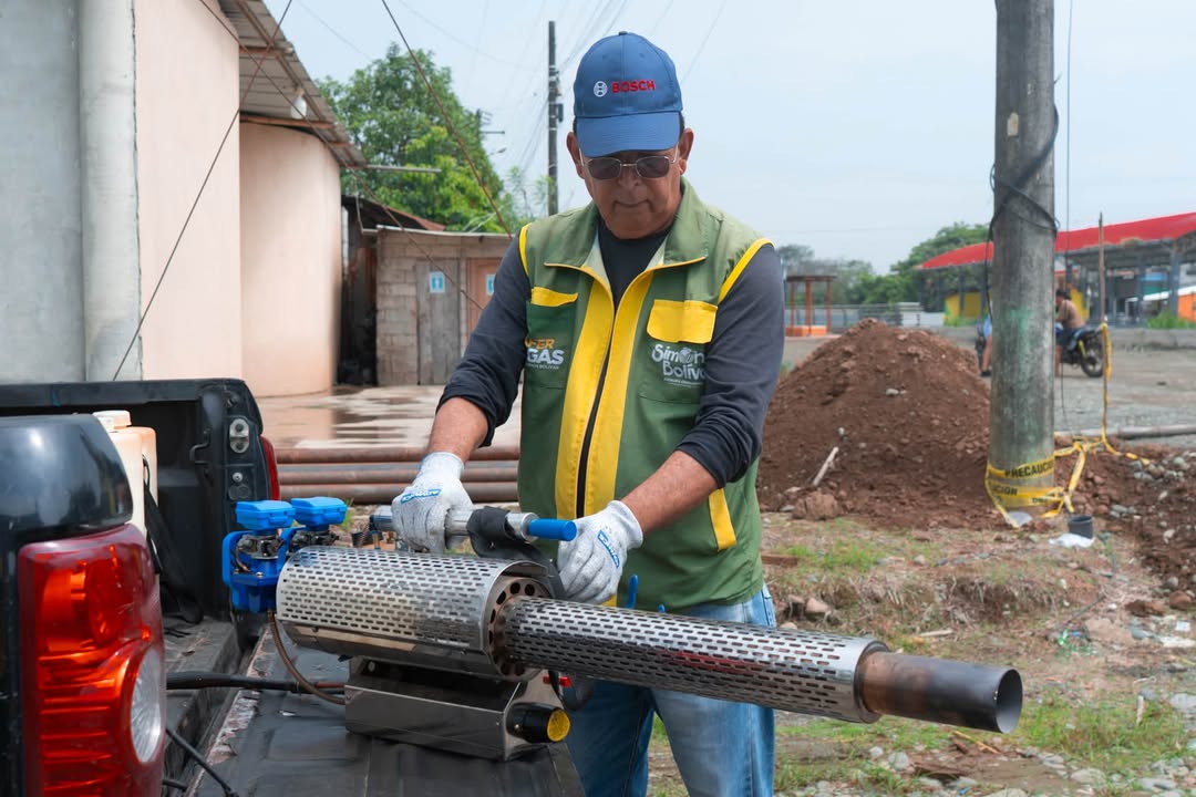 GAD Simón Bolívar realiza fumigación extradomiciliaria en Miraflores y otras zonas