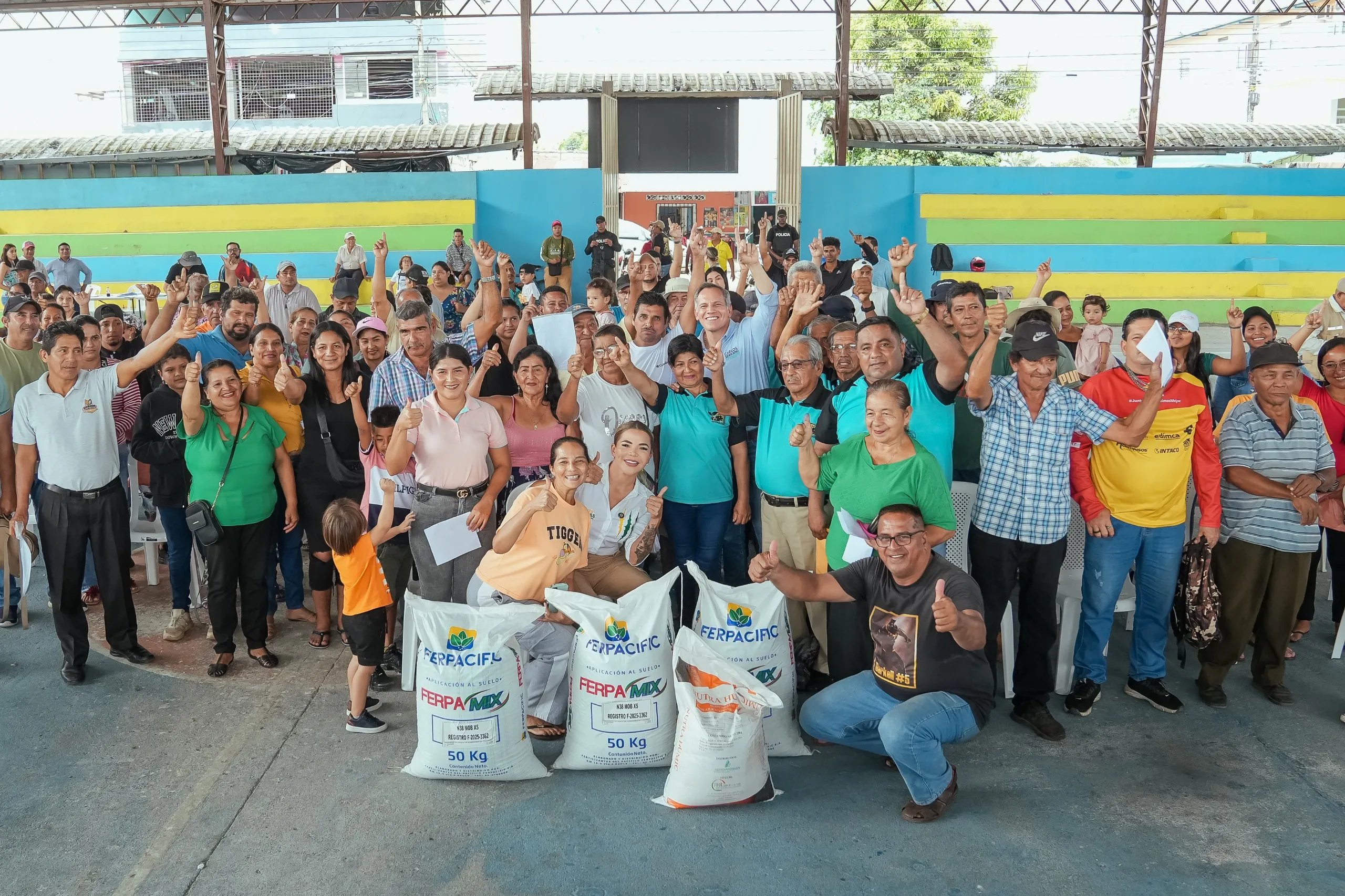 Viceprefectura entrega insumos a bananeros de Simón Bolívar tras desborde del río