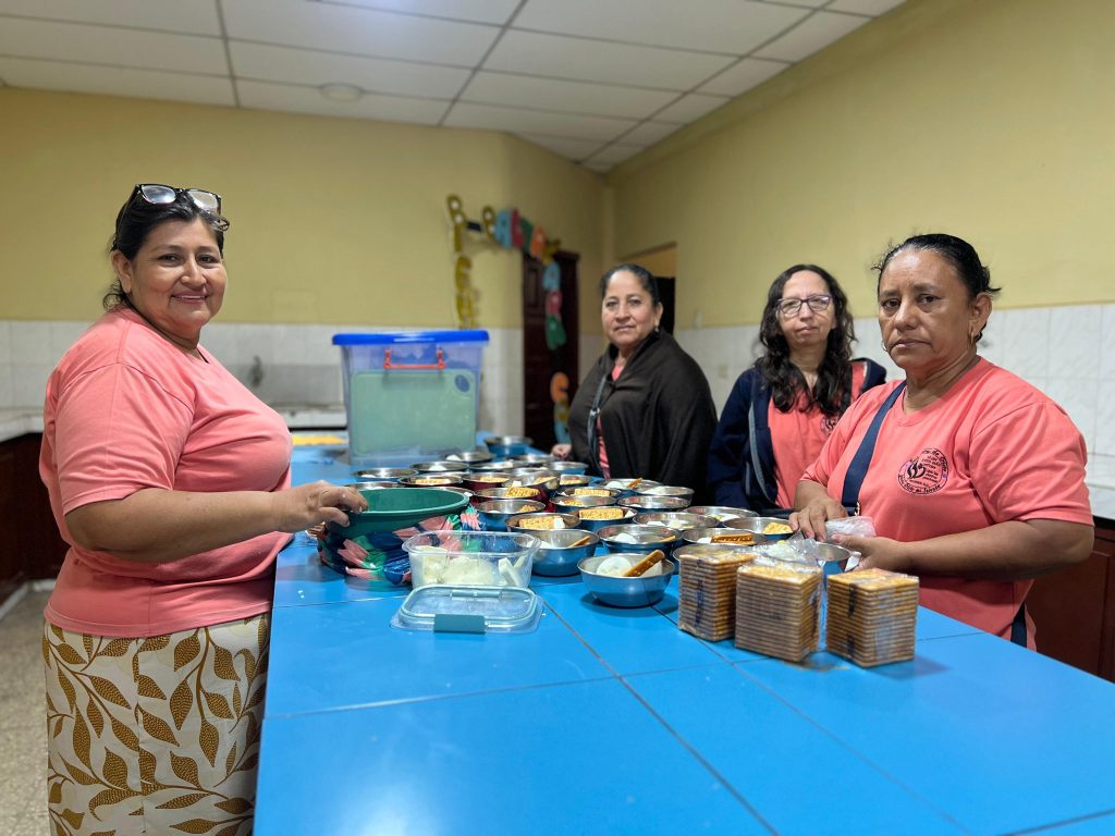 Alcaldía de Naranjito ofreció desayuno a adultos mayores junto a Misión Pentecostal
