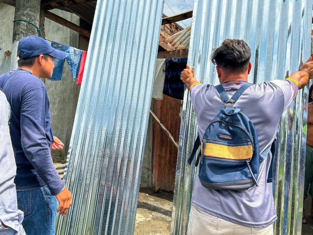 Municipio de Milagro entrega zinc para reparar techos en 21 de Enero